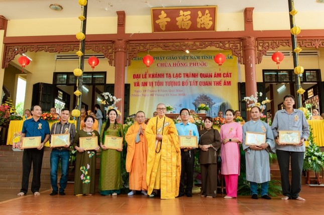 Trao Bằng công đức đến các đơn vị và cá nhân tiêu biểu Trao Bằng công đức đến các đơn vị và cá nhân tiêu biểu