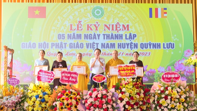 Đại diện lãnh đạo Sở Nội vụ tỉnh Nghệ An trao Giấy khen đến các tập thể và cá nhân có thành tích xuất sắc Đại diện lãnh đạo Sở Nội vụ tỉnh Nghệ An trao Giấy khen đến các tập thể và cá nhân có thành tích xuất sắc