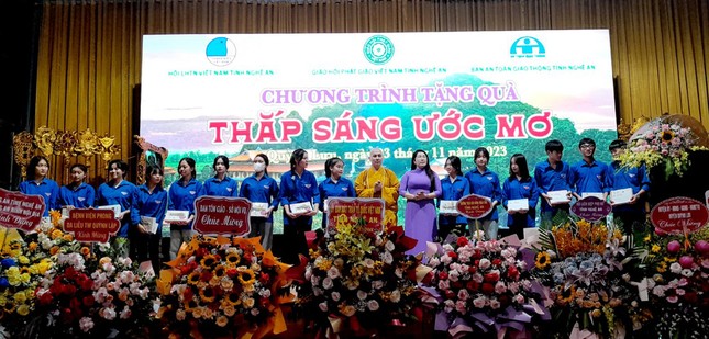 Trao quà đến các em học sinh trong chương trình "Thắp sáng ước mơ" Trao quà đến các em học sinh trong chương trình "Thắp sáng ước mơ"