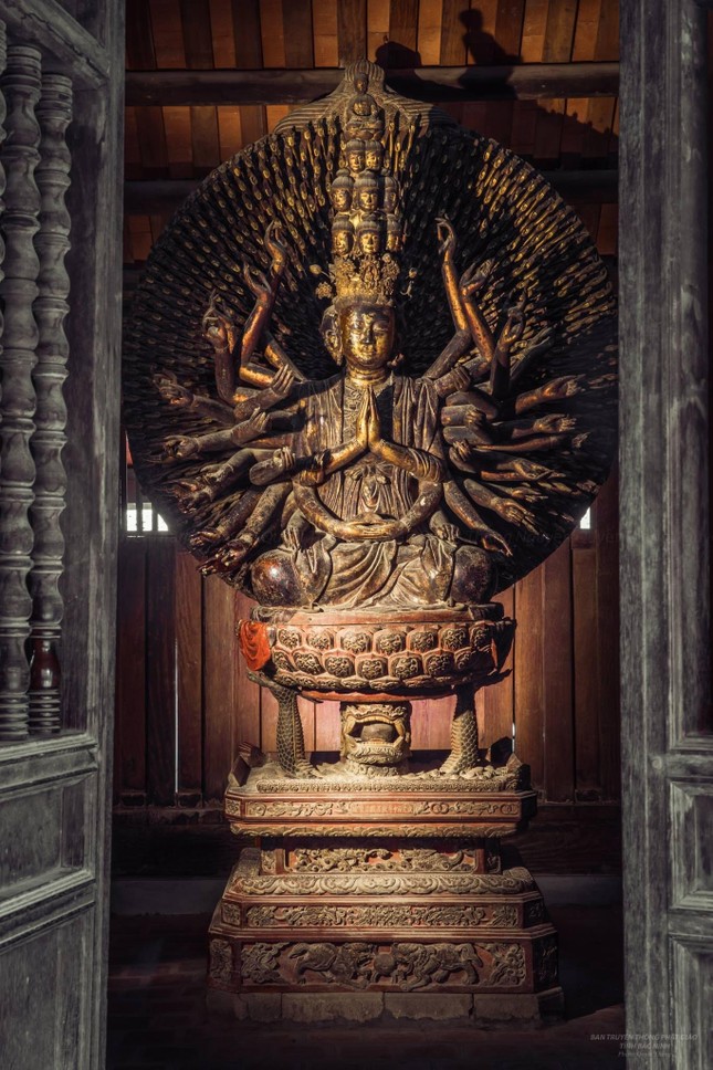 Phật Bà Nghìn mắt nghìn tay chùa Bút Tháp (Bắc Ninh) có niên đại từ thế kỷ XVII, được xem là kiệt tác độc nhất vô nhị của nghệ thuật điêu khắc truyền thống Việt Nam. Tượng có tổng chiều cao 3,7m, ngang 2,1m, dày 1,15m; gồm 3 phần thân tượng, đế tượng và thân quang phía sau. Tượng gồm 11 đầu, 42 tay lớn và 952 tay dài nhỏ kết lại thành thân quang. Tượng được công nhân Bảo vật quốc gia vào năm 2012. Phật Bà Nghìn mắt nghìn tay chùa Bút Tháp (Bắc Ninh) có niên đại từ thế kỷ XVII, được xem là kiệt tác độc nhất vô nhị của nghệ thuật điêu khắc truyền thống Việt Nam. Tượng có tổng chiều cao 3,7m, ngang 2,1m, dày 1,15m; gồm 3 phần thân tượng, đế tượng và thân quang phía sau. Tượng gồm 11 đầu, 42 tay lớn và 952 tay dài nhỏ kết lại thành thân quang. Tượng được công nhân Bảo vật quốc gia vào năm 2012.