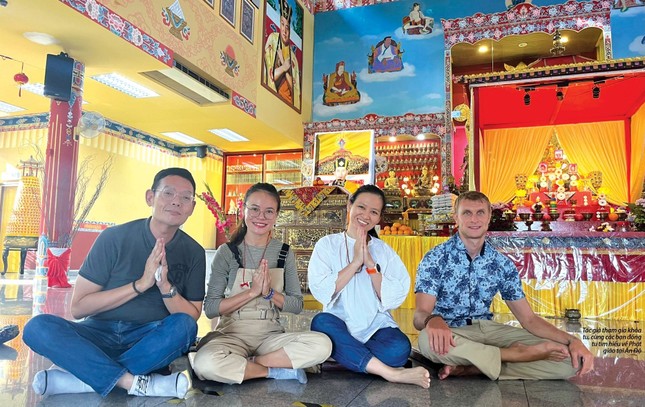 Tác giả tham gia khóa tu, cùng các bạn đồng tu tìm hiểu về Phật giáo tại Ấn Độ Tác giả tham gia khóa tu, cùng các bạn đồng tu tìm hiểu về Phật giáo tại Ấn Độ