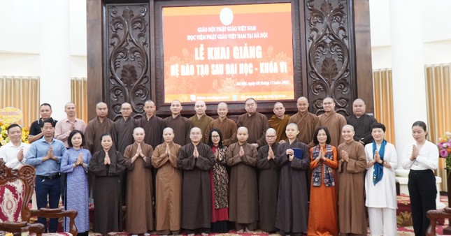 Các tân học viên, nghiên cứu sinh chụp ảnh lưu niệm trong ngày khai giảng Các tân học viên, nghiên cứu sinh chụp ảnh lưu niệm trong ngày khai giảng