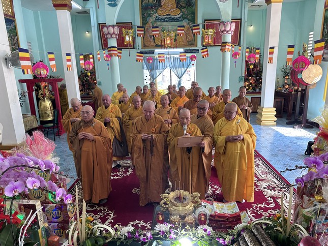 Chư tôn giáo phẩm thắp hương tưởng niệm Chư tôn giáo phẩm thắp hương tưởng niệm