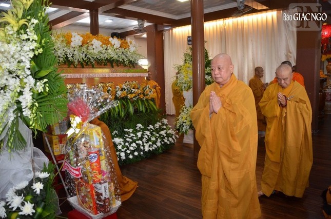 Chư tôn đức hữu nhiễu kim quan