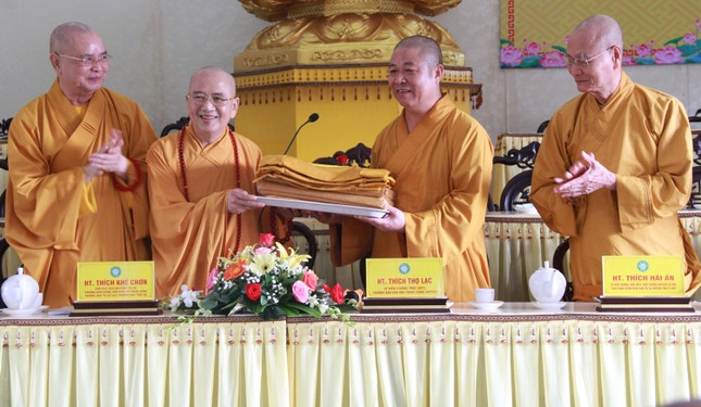 Ban Văn hóa T.Ư trao bộ y phục kiểu mẫu đến Ban Trị sự GHPGVN tỉnh Thừa Thiên Huế Ban Văn hóa T.Ư trao bộ y phục kiểu mẫu đến Ban Trị sự GHPGVN tỉnh Thừa Thiên Huế