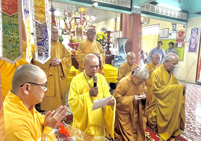 Chư tôn đức thắp hương tưởng nhớ công đức của Hòa thượng khai sơn chùa An Sơn Chư tôn đức thắp hương tưởng nhớ công đức của Hòa thượng khai sơn chùa An Sơn