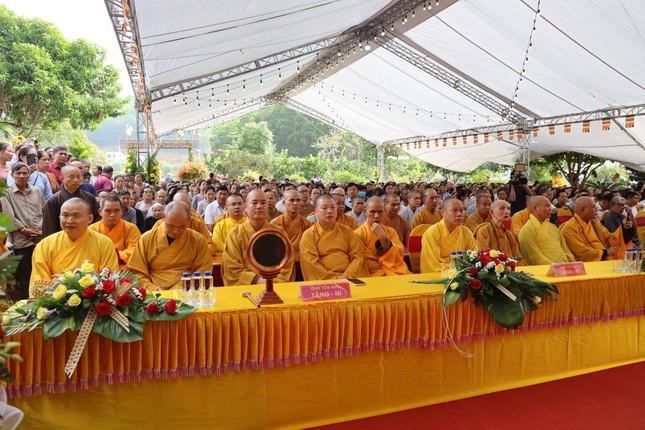 Chư tôn đức tham dự buổi lễ Chư tôn đức tham dự buổi lễ