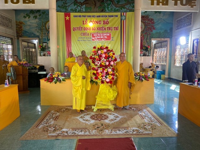 Ban Trị sự GHPGVN tỉnh Bến Tre tặng hoa chúc mừng