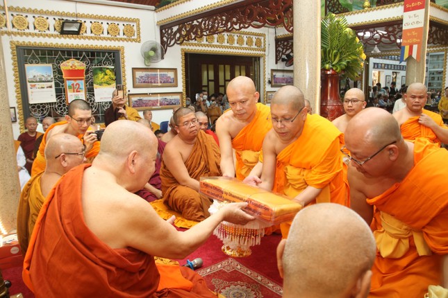 Đoàn chư Tăng Thái Lan dâng y cúng dường lên Hòa thượng Thích Thiện Tâm