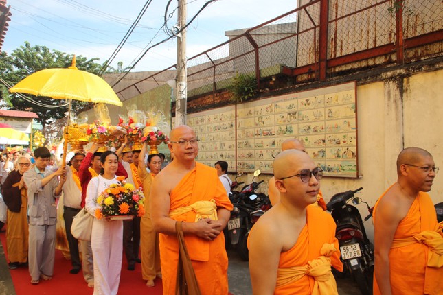 Chư Tăng hướng dẫn Phật tử nhiễu y