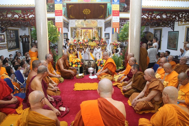 Phật tử dâng y cúng dường