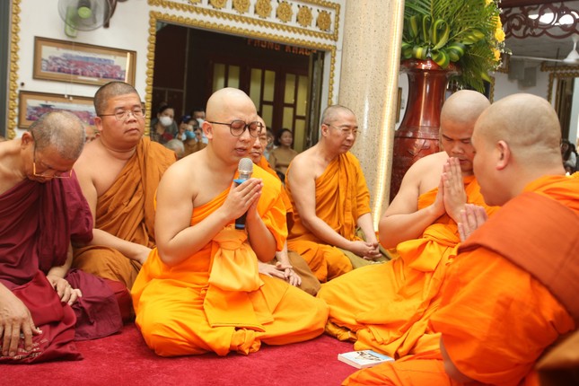 Chư Tăng cử hành nghi thức tuyên ngôn Tăng sự theo truyền thống Phật giáo Nguyên thủy