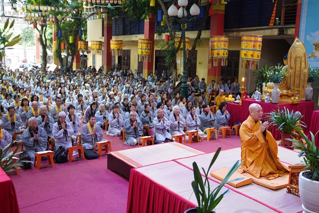 Hòa thượng Thích Bảo Nghiêm chủ lễ trong thời kinh Dược Sư đầu tiên