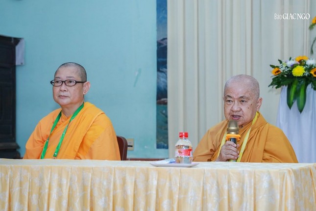 Ni trưởng Tố Liên sách tấn các giới tử Ni tại điểm truyền giới tịnh xá Ngọc Phương