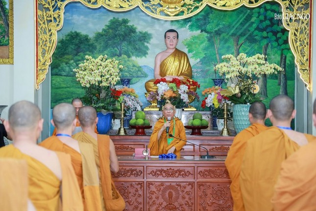 Hòa thượng Thích Minh Lộc sách tấn giới tử Tăng