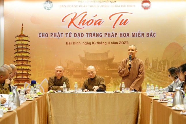 Thượng tọa Thích Minh Quang báo cáo công tác chuẩn bị tại chùa Bái Đính