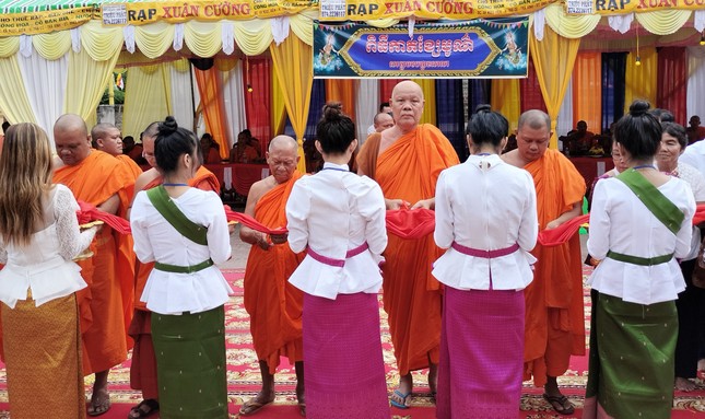 Cắt băng khánh thành trai đường