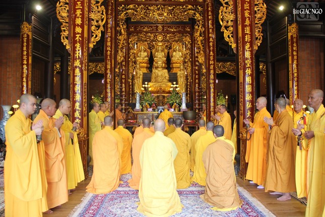 Lễ cúng ngọ tại chánh điện Lễ cúng ngọ tại chánh điện