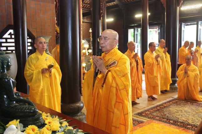 Trưởng lão Hòa thượng Thích Quang Nhuận cử hành lễ cúng ngọ theo nghi thức thiền môn xứ Huế Trưởng lão Hòa thượng Thích Quang Nhuận cử hành lễ cúng ngọ theo nghi thức thiền môn xứ Huế