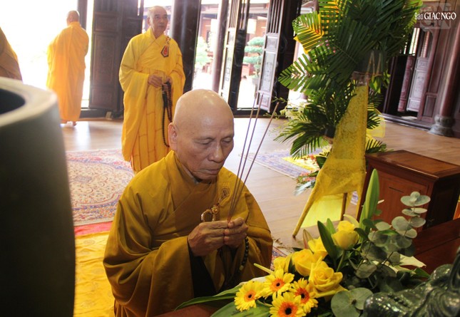 Trưởng lão Hòa thượng Thích Giác Quang niêm hương cầu nguyện Trưởng lão Hòa thượng Thích Giác Quang niêm hương cầu nguyện