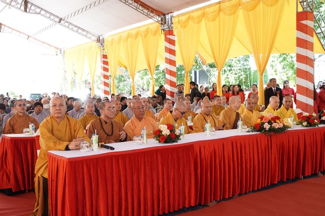 Chư tôn đức tham dự buổi lễ Chư tôn đức tham dự buổi lễ