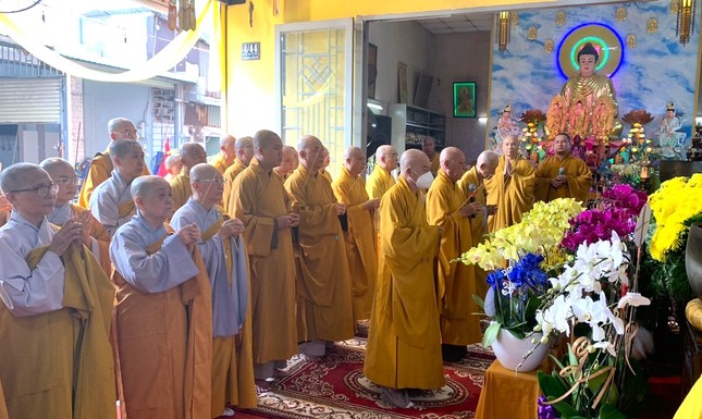 Chư tôn đức thắp hương tưởng niệm