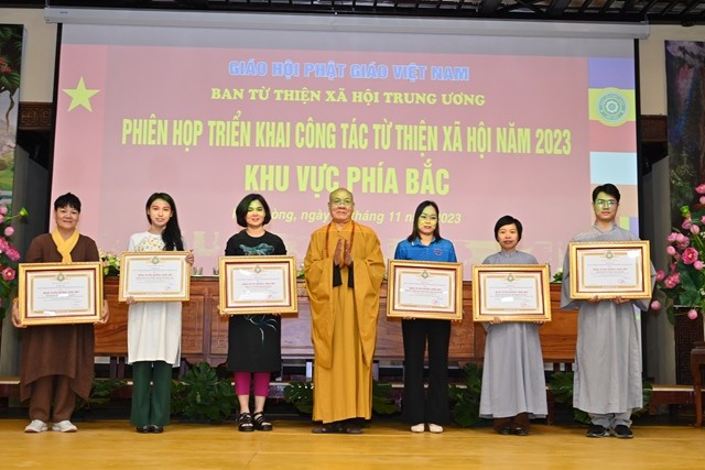 Trao Bằng tuyên dương công đức cho các Phật tử, các nhà hảo tâm