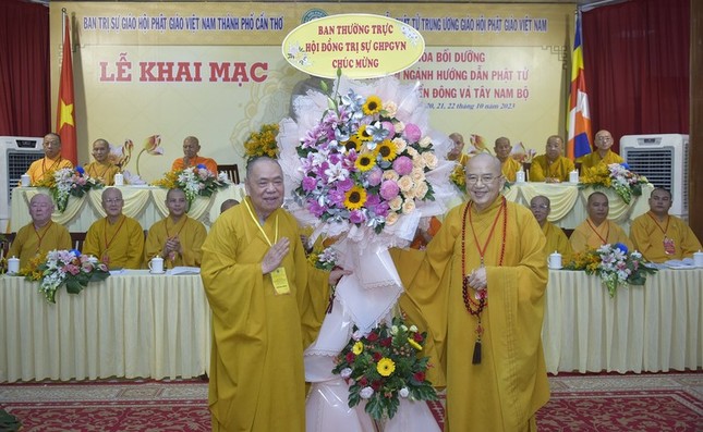 Hòa thượng Thích Khế Chơn đón nhận lẵng hoa chúc mừng từ Ban Thường trực Hội đồng Trị sự trong Lễ khai mạc khóa bồi dưỡng chuyên ngành về hướng dẫn Phật tử cho khu vực miền Đông và Tây Nam Bộ Hòa thượng Thích Khế Chơn đón nhận lẵng hoa chúc mừng từ Ban Thường trực Hội đồng Trị sự trong Lễ khai mạc khóa bồi dưỡng chuyên ngành về hướng dẫn Phật tử cho khu vực miền Đông và Tây Nam Bộ