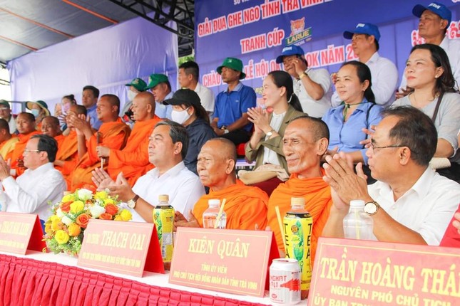 Chư Tăng và lãnh đạo tham dự khai mạc Giải đua ghe ngo mừng Lễ hội OK Om Bok năm 2023