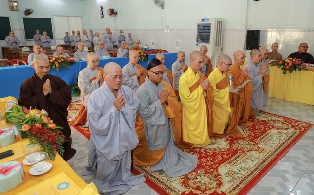 Đại diện Tăng Ni sinh dâng lời tác bạch tri ân Đại diện Tăng Ni sinh dâng lời tác bạch tri ân