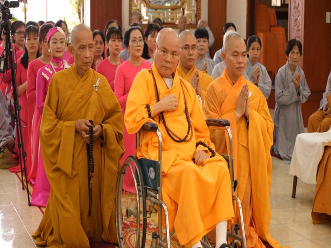 Hòa thượng Thích Tấn Đạt, viện chủ chùa Hòa Khánh và môn đồ pháp quyến cố Hòa thượng Thích Từ Hạnh Hòa thượng Thích Tấn Đạt, viện chủ chùa Hòa Khánh và môn đồ pháp quyến cố Hòa thượng Thích Từ Hạnh