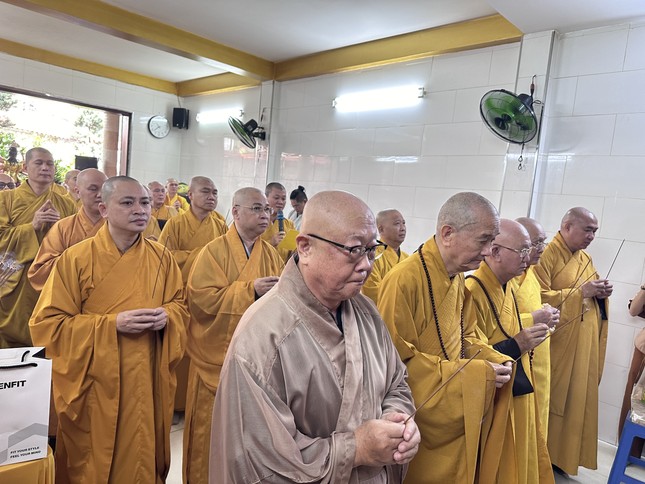 Chư tôn giáo phẩm thắp hương tưởng niệm Chư tôn giáo phẩm thắp hương tưởng niệm