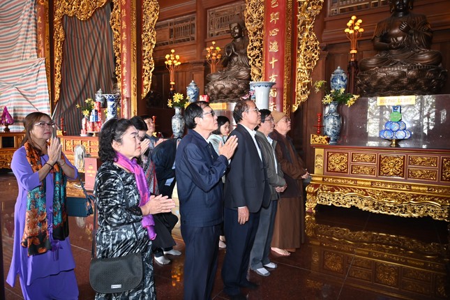 Dâng hương, đảnh lễ Tam bảo tại chánh điện chùa Long Hoa Dâng hương, đảnh lễ Tam bảo tại chánh điện chùa Long Hoa