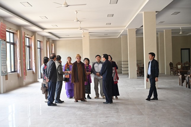 Đoàn khảo sát hội trường nơi sẽ diễn ra hội thảo Đoàn khảo sát hội trường nơi sẽ diễn ra hội thảo