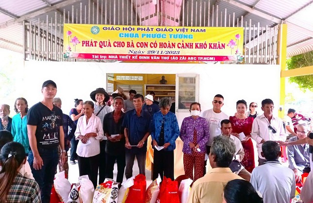 Tặng quà đến bà con có hoàn cảnh khó khăn trên địa bàn xã Phong Phú, H.Cầu Kè, tỉnh Trà Vinh