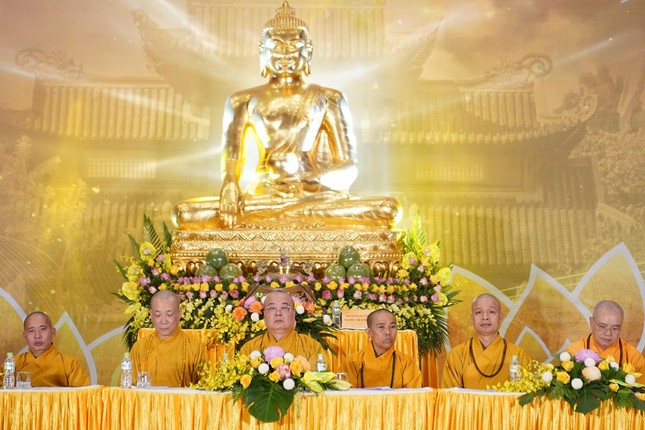 Chư tôn đức chứng minh buổi lễ