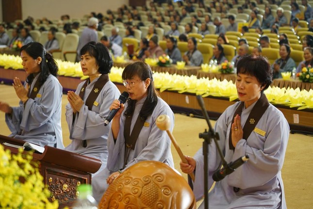 Đại chúng tụng thời kinh Bổn môn Pháp hoa