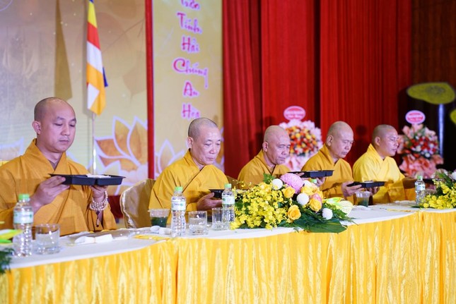 Chư tôn đức hướng dẫn đại chúng dùng cơm trong chánh niệm