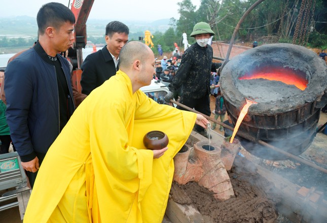 Đại hồng chung có trọng lượng 1,2 tấn do nhóm nghệ nhân đến từ tỉnh Nam Định chế tác