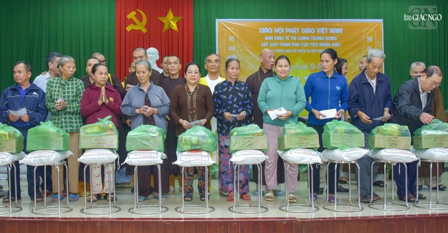 Người dân nhận quà