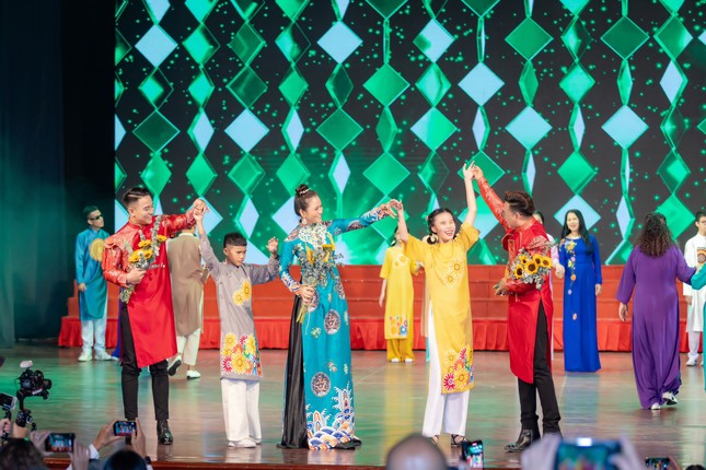 Nụ cười hạnh phúc của các em khiếm thị khi được biểu diễn áo dài nghệ thuật Nụ cười hạnh phúc của các em khiếm thị khi được biểu diễn áo dài nghệ thuật