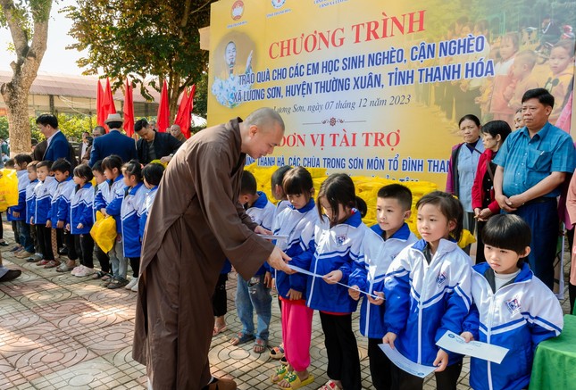 Thượng tọa Thích Tâm Đức, Chứng minh Ban Trị sự GHPGVN tỉnh Thanh Hóa, trụ trì tổ đình Thanh Hà tận tay trao quà đến các em