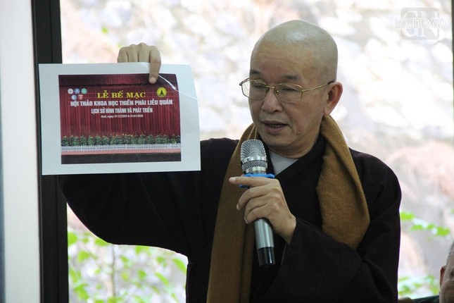 Thượng tọa Thích Nguyên Đạt báo cáo công tác thiết trí, trang hoàng Thượng tọa Thích Nguyên Đạt báo cáo công tác thiết trí, trang hoàng