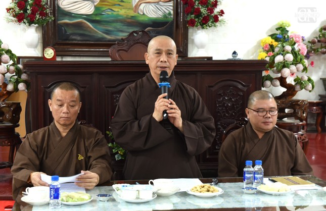 Thượng tọa Thích Tâm Chơn chủ trì phiên họp Thượng tọa Thích Tâm Chơn chủ trì phiên họp