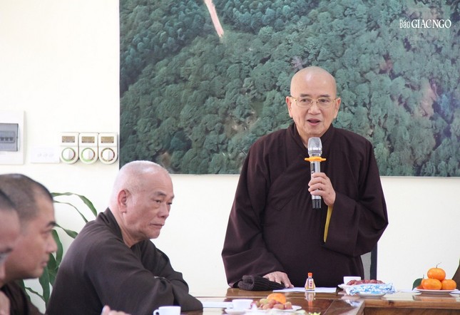 Hòa thượng Thích Khế Chơn góp ý tại buổi họp Hòa thượng Thích Khế Chơn góp ý tại buổi họp