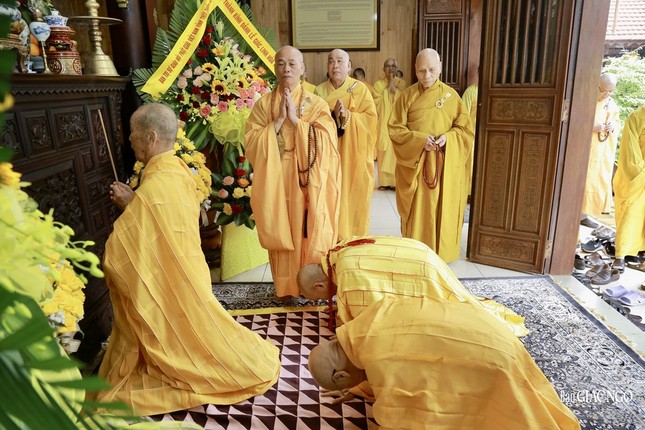 Trưởng lão Hòa thượng Thích Lưu Hòa dâng hương tưởng niệm