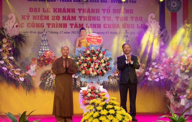 Đại diện lãnh đạo H.Vũ Thư tặng hoa chúc mừng Đại diện lãnh đạo H.Vũ Thư tặng hoa chúc mừng