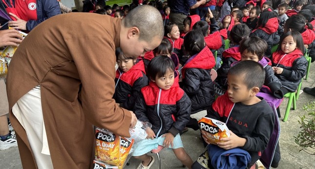 Sư cô Thích Đàm Ngoan tặng bánh các em nhỏ