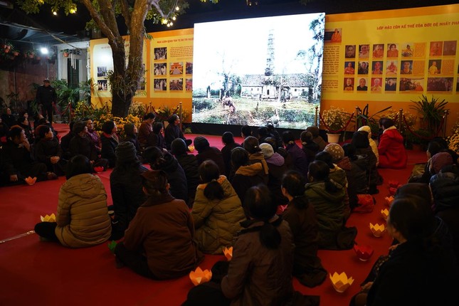 Đại chúng xem phim về cuộc đời của Đại lão Hòa thượng Thích Đức Nhuận