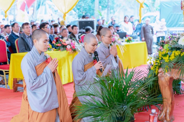 Sư cô Thích nữ Thanh Đức, tân trụ trì dâng lời phát nguyện Sư cô Thích nữ Thanh Đức, tân trụ trì dâng lời phát nguyện